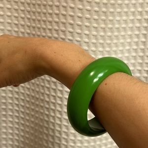 Vintage wooden bangle - vibrant green